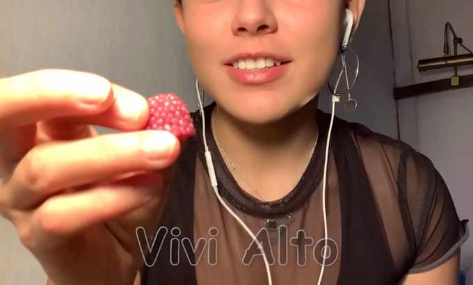 Vivi Alto 现在 ASMR 动漫怪兽木袋