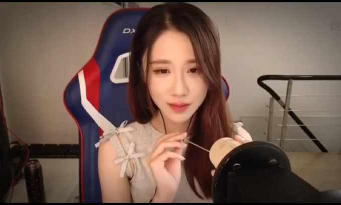 轩子巨2兔【轩子巨2兔】： 【助眠系列】——轩子哄睡！芦荟胶 舒服的敲击声