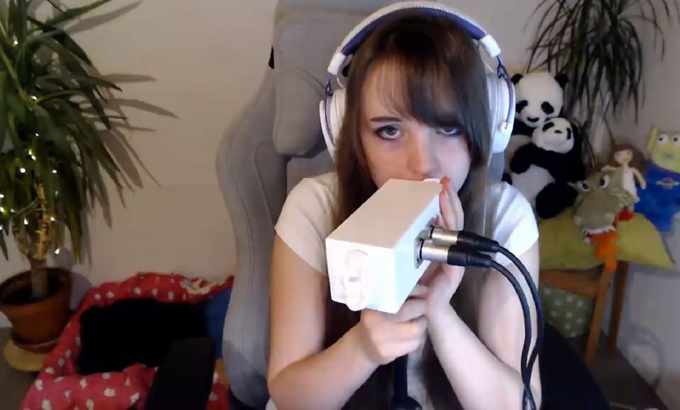 Gril ASMR-耳朵进食和口音