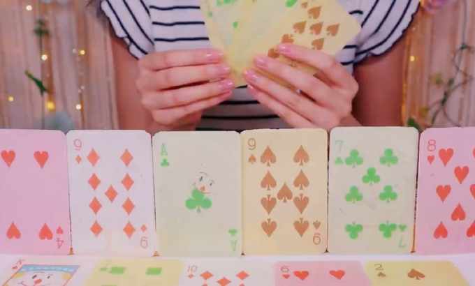 karin [ASMR /耳语]玩过纸牌后，吃纸牌♣️❤️♠️♦️玩纸牌后，我吃纸牌！