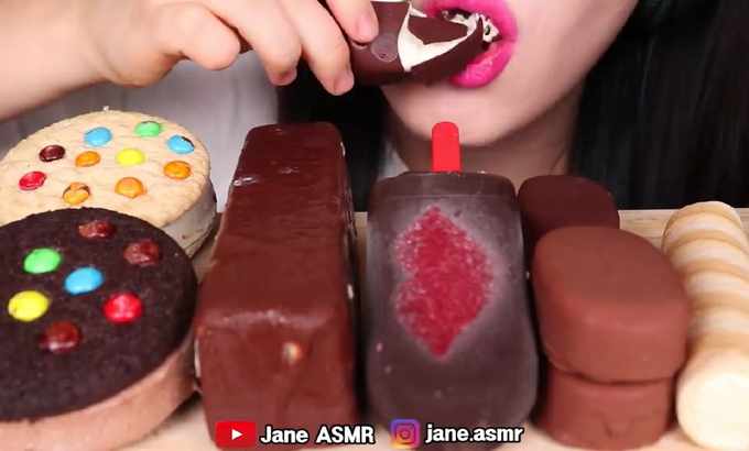 Jane 无人声 ASMR M＆M的巧克力冰激凌，巨型巧克力冰激凌，唇冰激凌冰激凌食用声音M＆M的