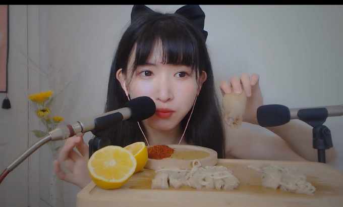 ZhiMa芝麻对辣 ASMR Enoki 蘑菇吃的声音‘金针菇和鸡腿菇的咀嚼音