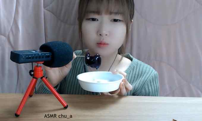 chu_a츄아 ASMR开心简单的地球风果冻吃声｜巨人葡萄果冻吃声