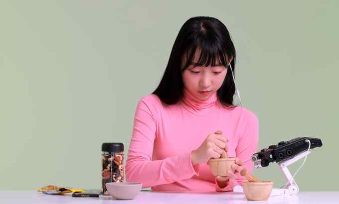 Milky ASMR ?️粉碎坚果的声音? 用研钵压碎巧克力和坚果?