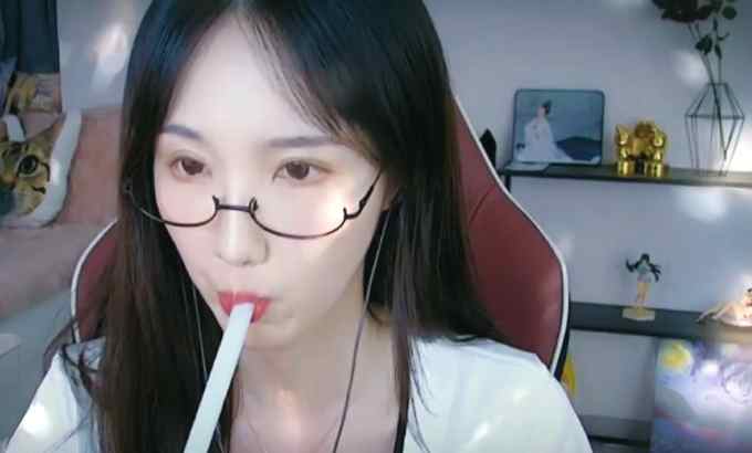 Zhen贝拉小姐姐 ASMR 嘴里的声音和耳朵的叮咬 ??
