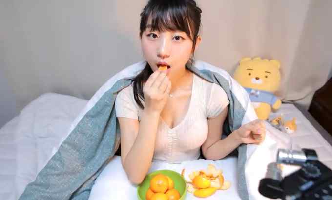 Milky ASMR? 吃柑橘的声音 ?在毯子下吃橘子☁️
