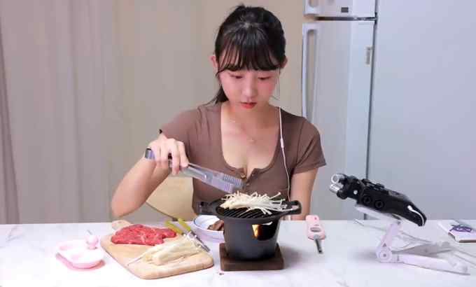 Milky ASMR ? 和恩地一起吃牛肉！ ? 一个人在明火上烤牛肉！