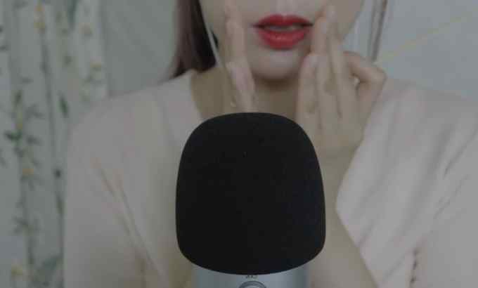 wooyeon ASMR 聊天和睡觉的绒毛 ?声音，随机重复单词 抓屏 tok tok 耳语, 触发词，轻声细语