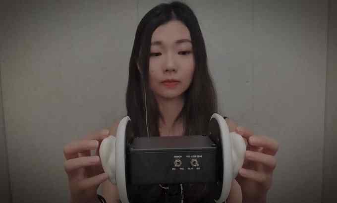 Judith ASMR 轻轻抚摸耳朵的声音