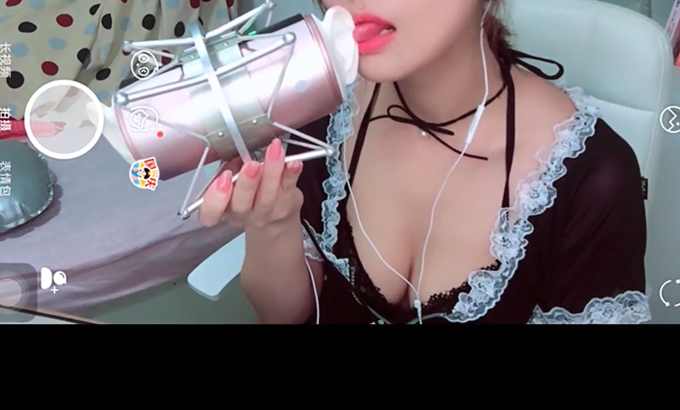 菇菇 慢慢吃耳朵和舔耳朵