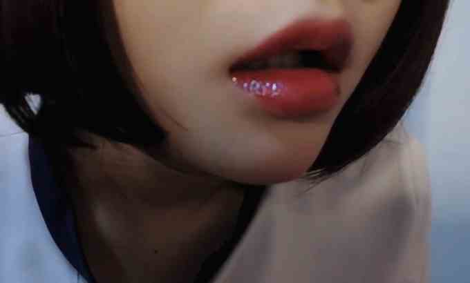 涼子同学 ASMR超近距离的涂唇釉口腔音