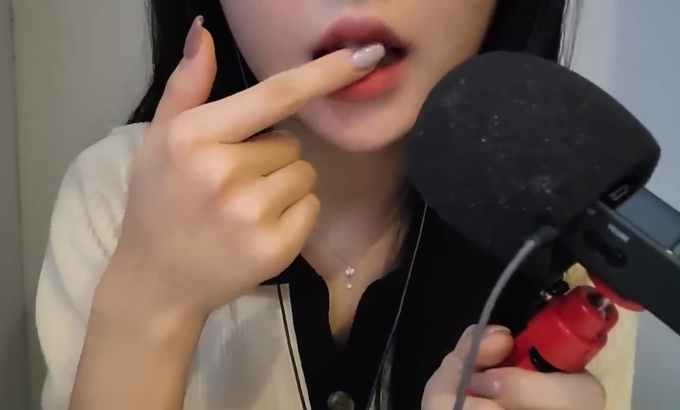 chu_a츄아 ASMR 吐画/我用吐画 👅 吐画你，嘴里发出声音