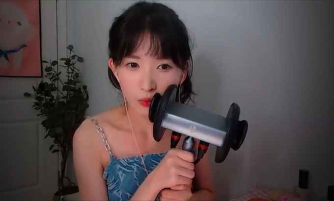 ZhiMa芝麻对辣 ASMR 吐舌头 彈舌略略略 綿羊油快速激烈揉搓耳朵 快速地 乳液耳部按摩