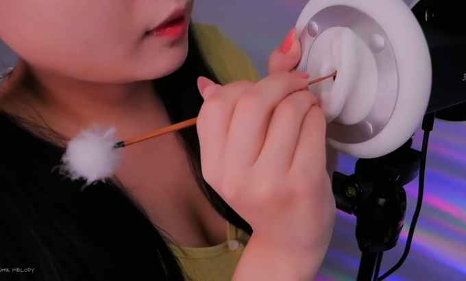 MELODY ASMR 舒适的 8D 耳触发器和耳语 360° 声音和耳朵清洁睡眠