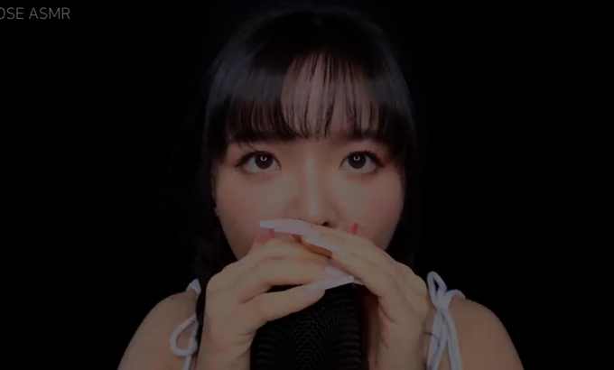 Rose [ASMR] 几乎要舔麦克风，嘴里发出声音