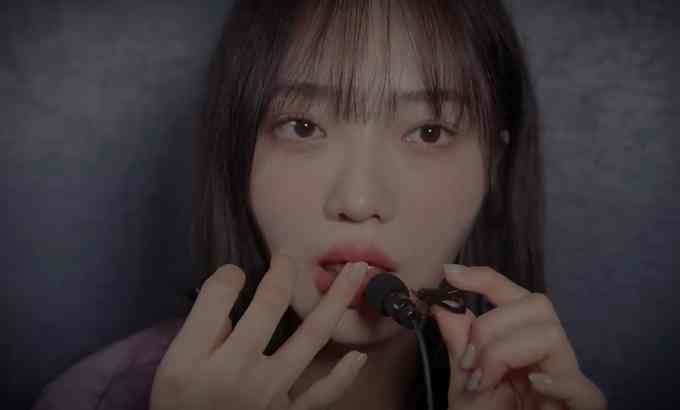 송나른 [4K ASMR] 吐画+舌头咀嚼声重复（谨防好恶） / 吐画 ASMR