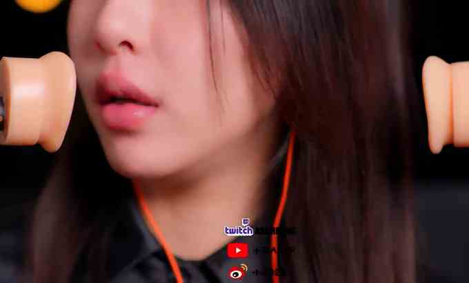 小萌【小萌ASMR】特写亲吻 嘴里的声音 耳朵吃东西 4K