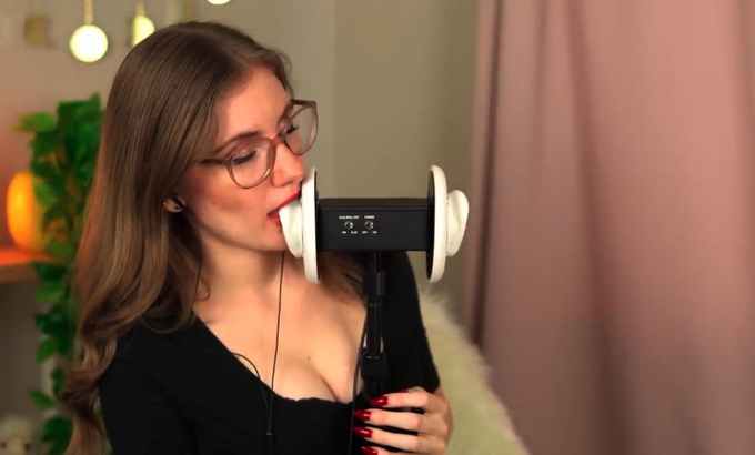 Emma Ruby ASMR 以您喜欢的方式舔耳和耳语