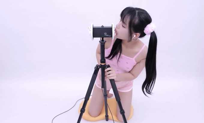 晓美 🥰晓美-ASMR 口腔音 舔耳 弹舌音 按摩 喘息 ｜4k 喘息口音舔耳弹舌音丝袜