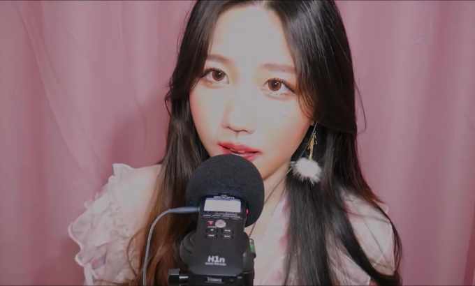 Juny ASMR 刺痛炸弹词重复和胆怯的手部动作重复 5 个触发词