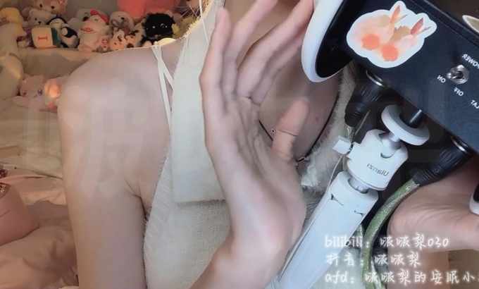 啵啵梨呀 |asmr 近距离耳边亲吻👂 👅 嘴巴里的声音~
