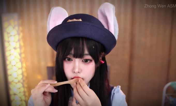 Qin ZaiEr  asmr快速敲击木块，嘴巴发出声音, Qin ZaiEr ASMR - 2024-08-27