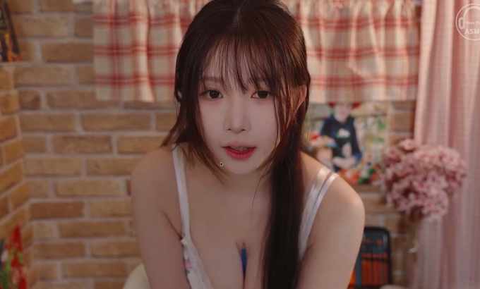 Yoon ying 巨乳女友睡屋故事ASMR舔耳助眠