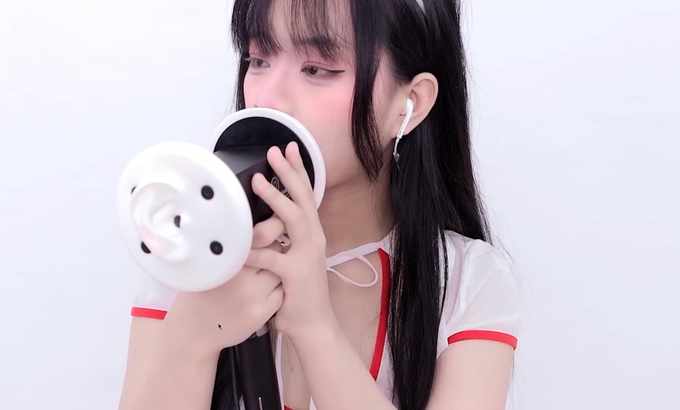 晓美 🥰晓美 Xiao Mei ASMR 舔耳口腔音喘息 舔耳朵 舔和吃 舔耳朵