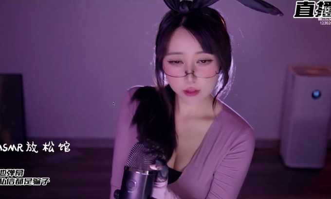 左颜玉 ASMR Relax Room | 左颜玉 弹舌口腔音 掏耳朵 迷离的表情