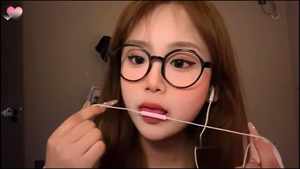 Vivien 令人无法抗拒的 ASMR：舔糖果和舔麦克风的声音让您深度放松 | 甜蜜的刺激