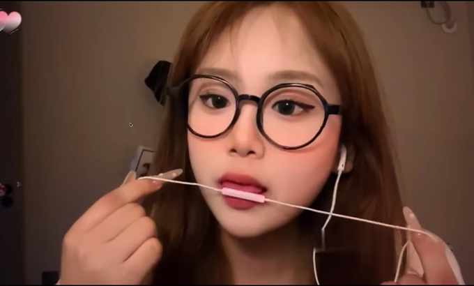 Vivien 令人无法抗拒的 ASMR：舔糖果和舔麦克风的声音让您深度放松 | 甜蜜的刺激