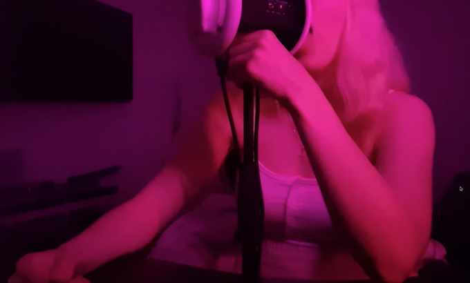 lym's cozy ASMR cave [微妙的 ASMR] 🍄 敲舌头、吃耳朵、捂嘴和舌头颤动，同时伴有手部动作 🍄