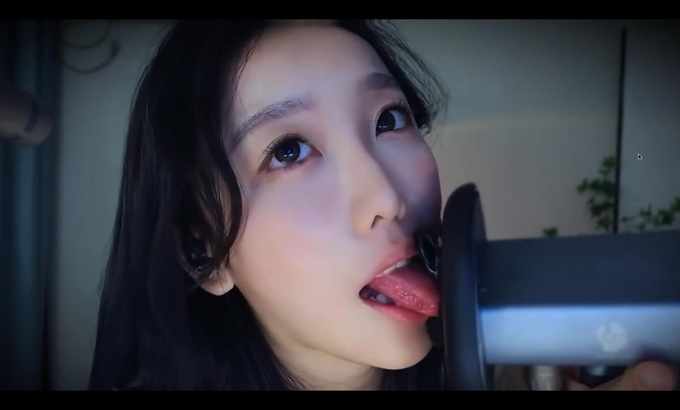 酥酥学姐 ASMR舔耳特写