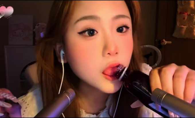 Vivien ASMR 感官超载：双耳舔耳朵、吮吸手指和低语，深度放松