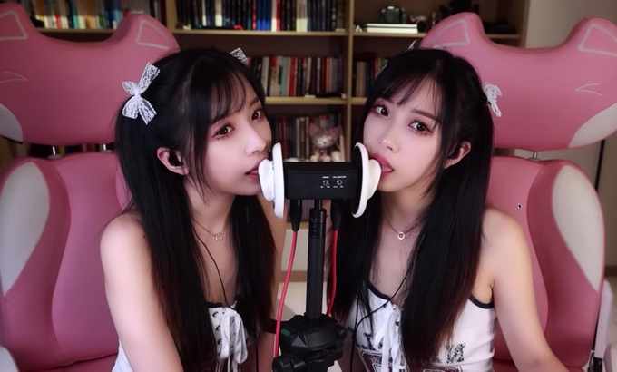 Luna77【小女巫露娜🌛ASMR】高跟鞋 & 舔耳朵 & 粘液（不说话）