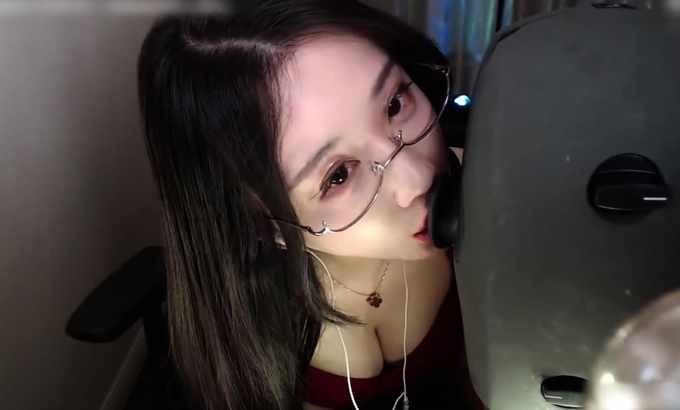 轩子巨2兔【ASMR 轩子巨二兔】纯享版口腔音 耳边舔耳 | 口腔声音有助于睡眠，舔耳朵