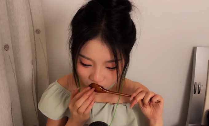 白桃子 ASMR舔耳舔勺子口腔音喘息 舔耳朵 舔和吃 舔耳朵