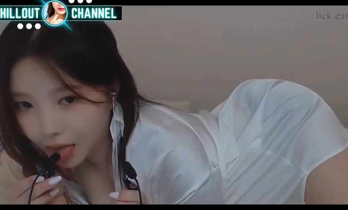 Yoon ying [Yoonying - ASMR] 穿着白衬衫躺在床上，耳边传来甜美的声音