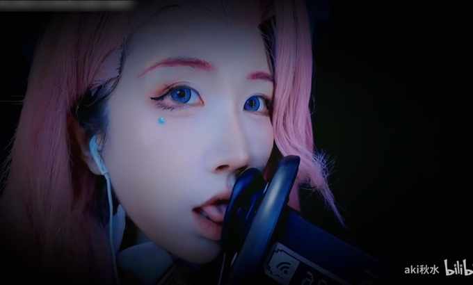 Aki秋水 萨勒芬妮怼脸助眠啵啵孔雀鱼_采耳_超近