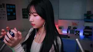 Lucy 冷静的家伙在房间里寻找 ASMR 触发器