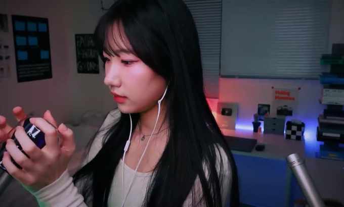 Lucy 冷静的家伙在房间里寻找 ASMR 触发器