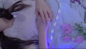 Boyoung ASMR POV：懒惰妹妹在床上清理耳朵 (英语字幕) |垂直视频 |躺着时清洁耳朵 |宝英