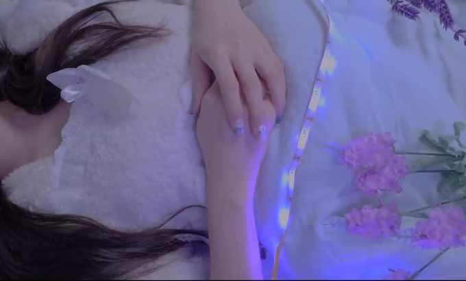 Boyoung ASMR POV：懒惰妹妹在床上清理耳朵 (英语字幕) |垂直视频 |躺着时清洁耳朵 |宝英