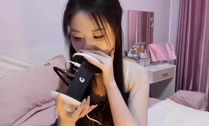 白桃子 ASMR 舔耳朵 舔和吃 舔耳朵 舔耳口腔音喘息