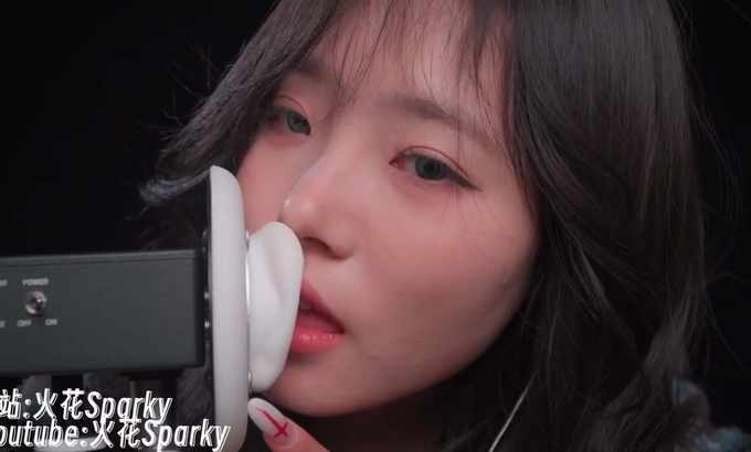 火花助眠Sparky【ASMR】近距离舔耳朵，慢~慢嘴巴声音，放松睡觉！慢速近距离舔耳火花