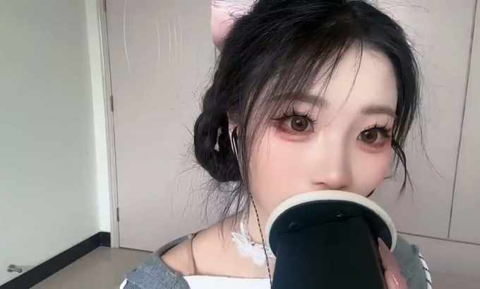 白桃子 ASMR 舔耳朵 舔和吃 舔耳朵 舔耳口腔音喘息弹舌