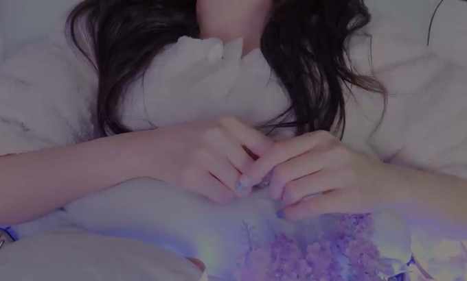 Boyoung 반보영 ASMR POV：懒姐姐在床上清理耳朵 [Pt. 2]🌿（英文字幕）|脾气暴躁的妹妹因为生气躺着掏耳朵（后篇）