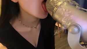 椰椰拿铁 舔保鲜膜ASMR舔耳付费福利