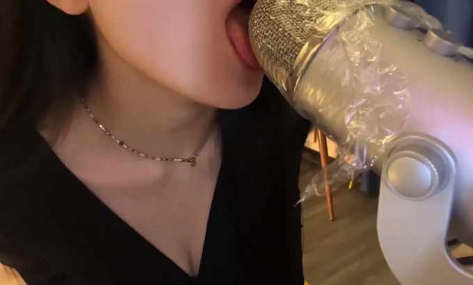 椰椰拿铁 舔保鲜膜ASMR舔耳付费福利