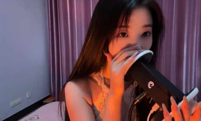 白桃子 ASMR 舔耳朵 舔和吃 舔耳朵 舔耳口腔音喘息弹舌
